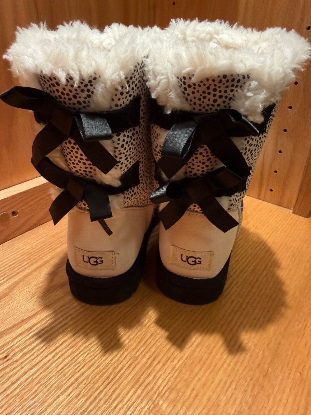 RARE Ugg Bailey Bow Cheetah Print Ivory - Picture 2 of 4